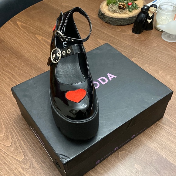 Rosey Love Chunky Platform Dolly Shoes With Hearts, Straps New Size 8 Black Red - Picture 2 of 16